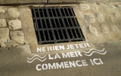 Ne rien jeter la mer commence ici pochoir lutte contre la pollution marquage au sol trottoir